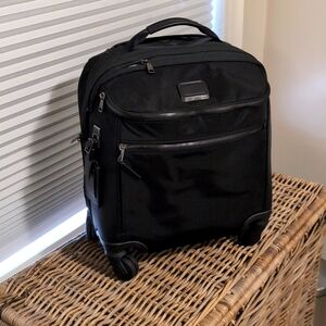 Tumi luggage Oxford compact carry on